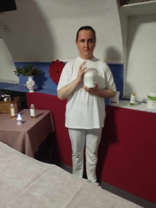 Niki kezében masszázsolajjal